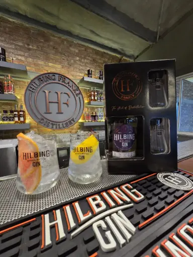 HILBING - Estuche de Cartón + 2 vasos de vidrio.